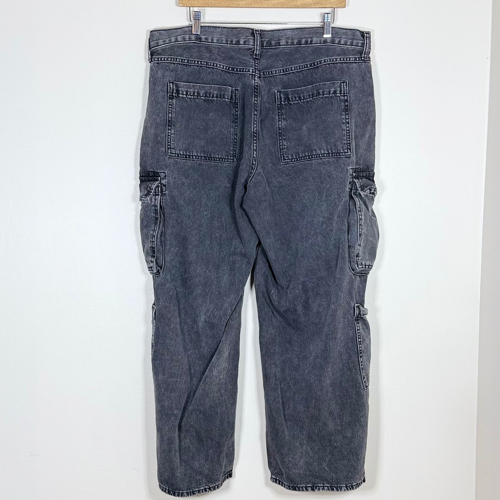 Old Navy Womens Mid Rise Baggy Wide Leg Cargo Jeans Size 16 Washed Black Utility - Picture 2 of 9